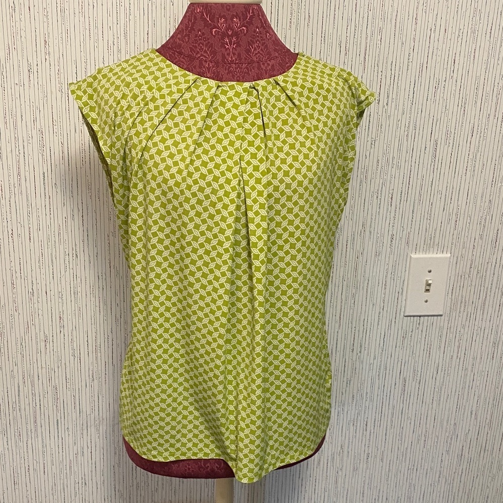 Liz Claiborne Women Geometric Sleeveless Pleated Blouse Green-White Petites PL